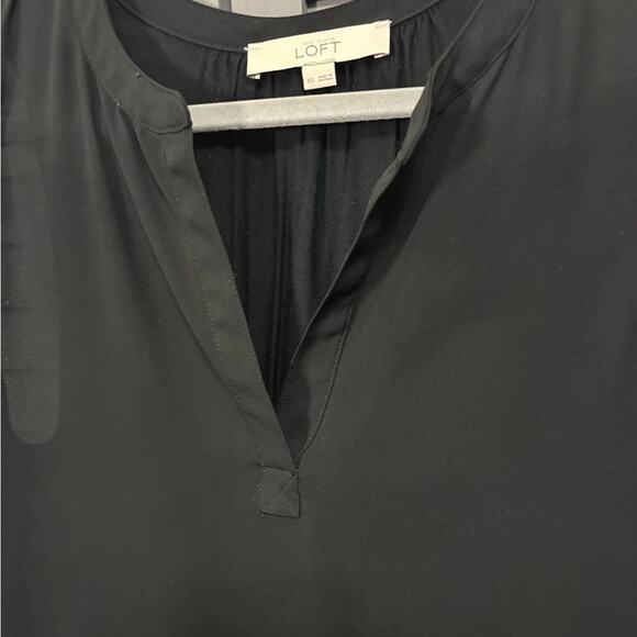LOFT Black Sleeveless Blouse with V-neck and High Low Shirt Tail Hem Size XS - Picture 3 of 5